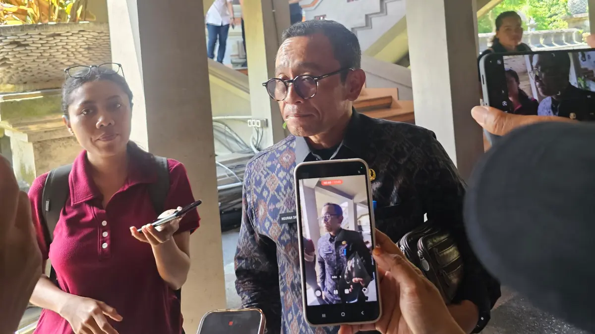 Kepala Bagian Hukum Setda Provinsi Bali, Ngurah Satria Wardana, memberikan keterangan terkait bantuan hukum yang akan diberikan Pemprov Bali kepada mantan Kadis DKLH yang berstatus tersangka. (Foto Ni Kadek Novi Febriani) 