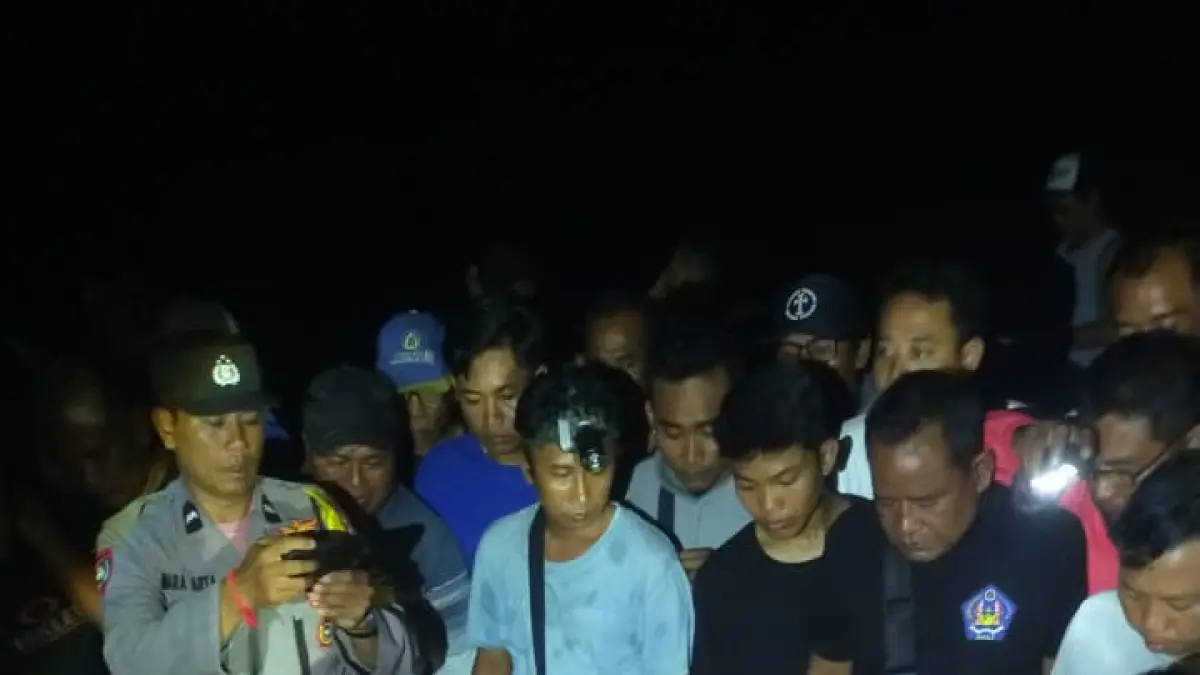 Petugas gabungan saat mengevakuasi jenazah Agus Suarsa Dharma yang ditemukan terdampar di pesisir Pantai Saba, Gianyar, Senin (6/4) malam, setelah dinyatakan hilang selama dua hari. (Istimewa) 