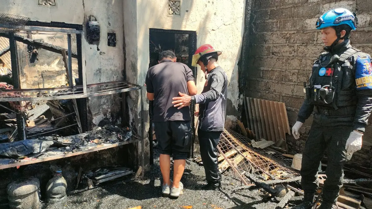 Petugas gabungan saat mengevakuasi jenazah korban kebakaran rumah di Desa Sidakarya, Denpasar Selatan. Peristiwa ini diduga dipicu oleh api dupa yang ditinggalkan. (Foto Istimewa) 