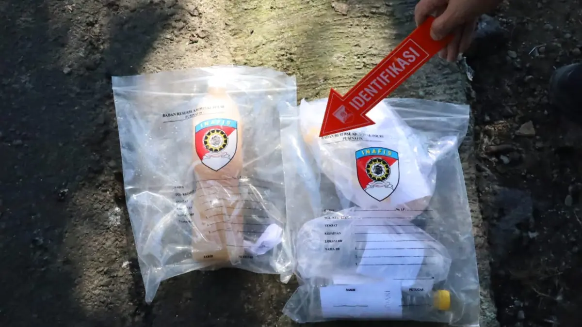 Sejumlah personel kepolisian dari Polres Bangli terlihat melakukan pengolahan tempat kejadian perkara (TKP) guna mengamankan barang bukti terkait kasus dugaan konsumsi minuman beralkohol berujung maut. (Fot Polres Bangli) 
