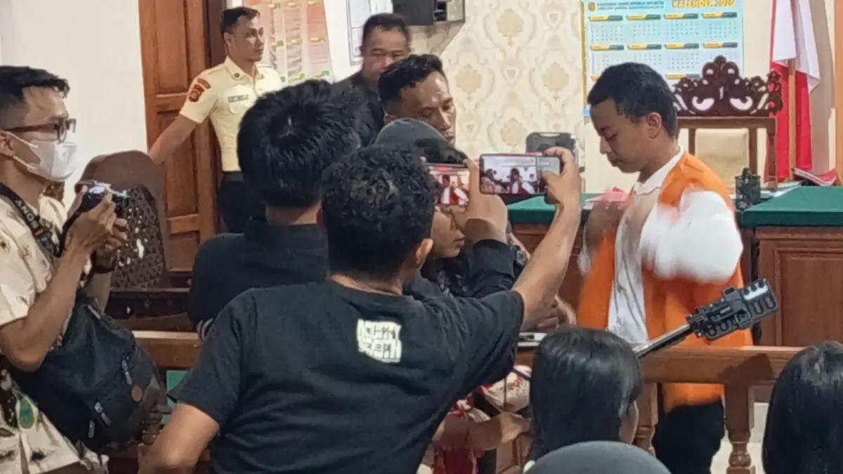 Tomy Priatna Wiria (kanan) saat menjalani sidang di Pengadilan Negeri Denpasar. (Foto M. Sandijaya) 