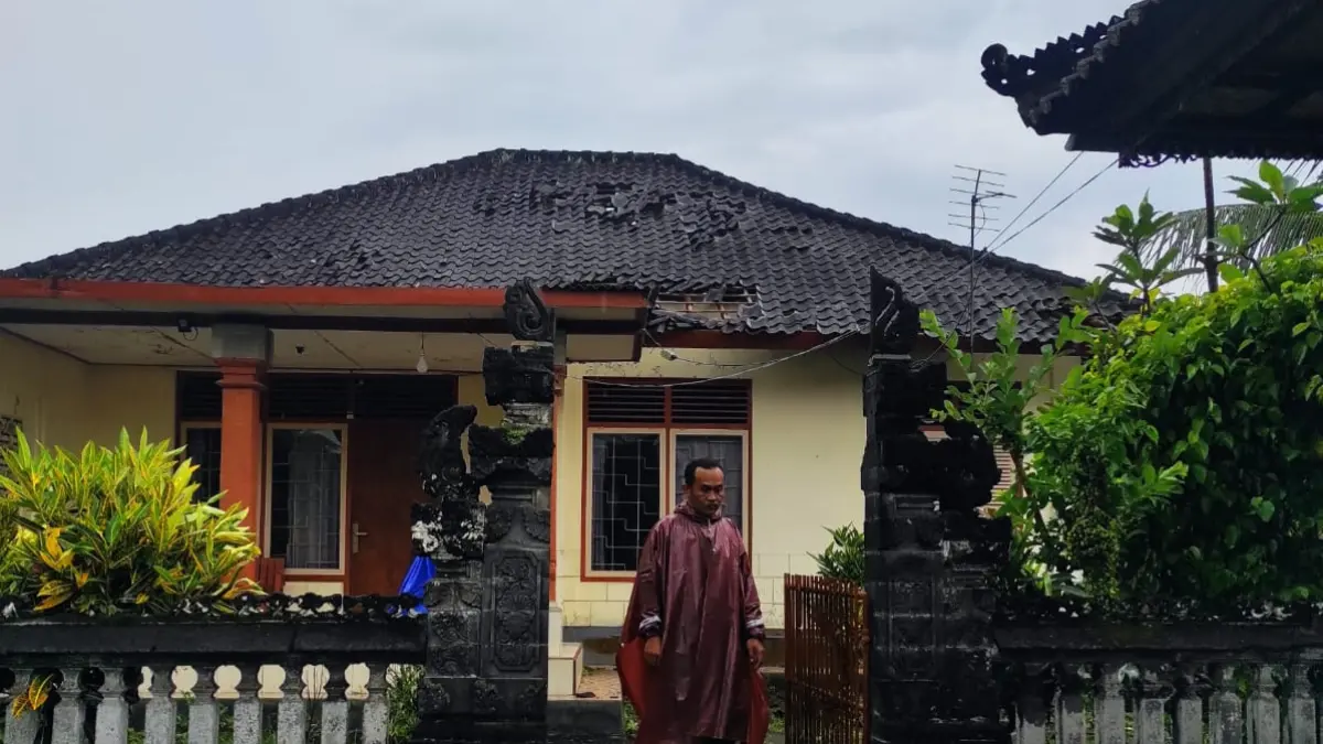 Kondisi rumah warga di Banjar Dinas Sandan Dangin Yeh, Desa Sesandan, Tabanan yang rusak diterjang angin puting beliung. (Istimewa) 