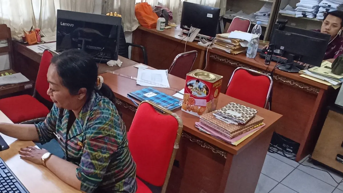 Pemerintah Kota (Pemkot) Denpasar resmi menerapkan kebijakan Work From Home (WFH) bagi Aparatur Sipil Negara (ASN) mulai Jumat, 10 April 2026. (Foto Adrian Suwanto) 