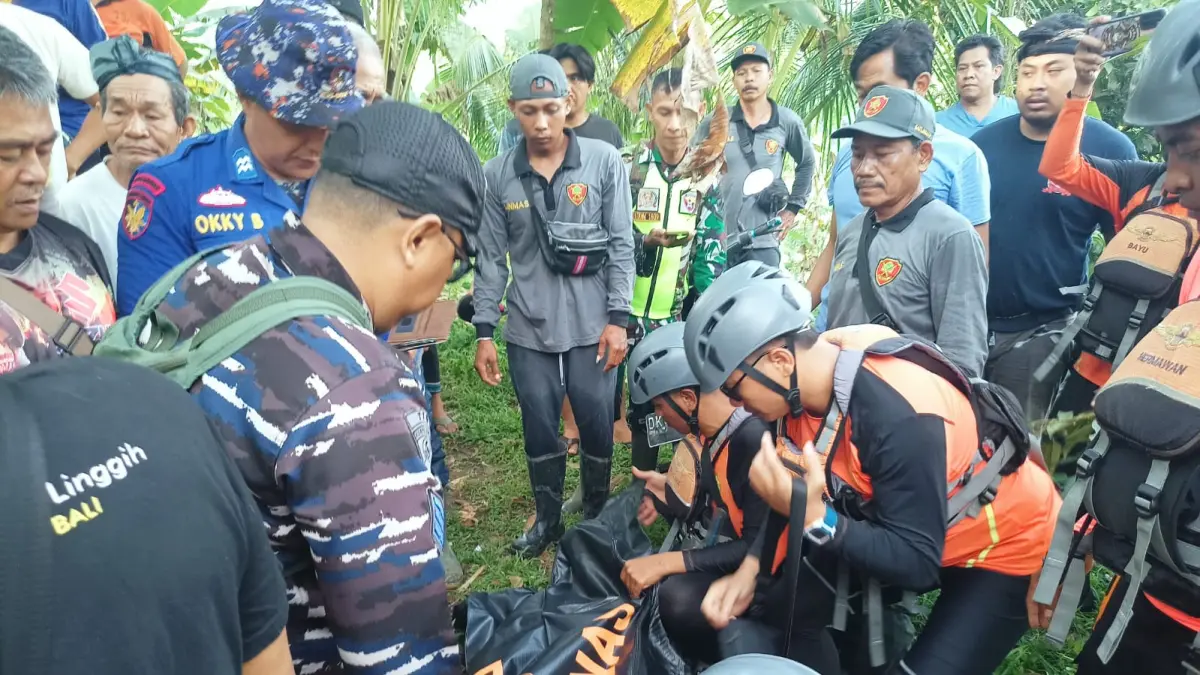 Tim gabungan saat melakukan evakuasi jenazah Gede Vikram Kabinawa yang ditemukan di pintu air Bendungan Tamblang. Ia dan kakeknya menjadi korban terseret arus Tukad Yeh Aye. (Foto Pos Pencarian dan Pertolongan Buleleng) 