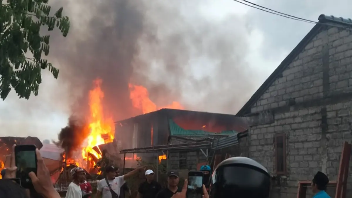 Kondisi mess pekerja dan gudang kayu di Pemogan yang hangus terbakar. Kerugian ditaksir capai Rp300 juta. (Foto Istimewa) 