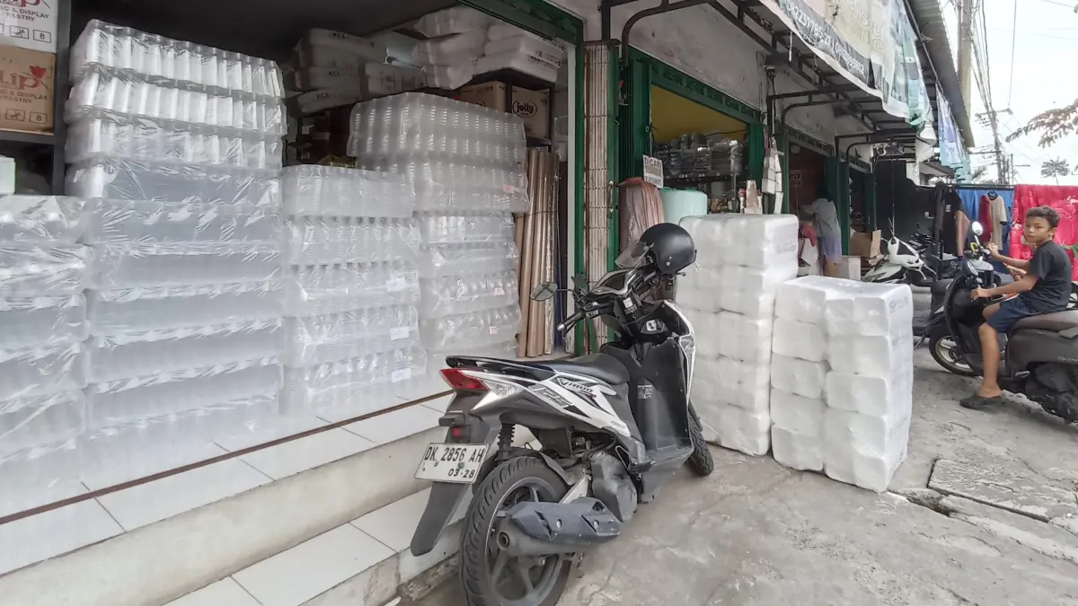 Tumpukan plastik kemasan di salah satu toko perlengkapan usaha di Denpasar. Harga plastik melonjak hingga 50 persen imbas konflik global, pedagang terpaksa ikut menaikkan harga jual. (Foto Adrian Suwanto) 