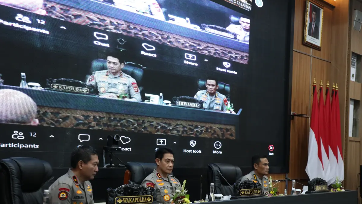Kapolda Bali Irjen Pol Daniel Adityajaya bersama Wakapolda Bali Brigjen Pol I Made Astawa, Irwasda Polda Bali Kombes Pol Asep Ahdiatna, serta jajaran pejabat utama Polda Bali berfoto bersama usai penutupan Taklimat Akhir Audit Kinerja Itwasda Polda Bali Tahap I Tahun Anggaran 2026. (Foto Polda Bali) 