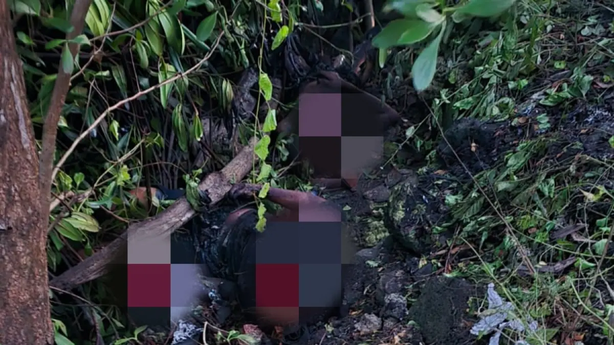 Dua jenazah ditemukan dalam kondisi mengenaskan di kawasan mangrove dekat pintu masuk Pelabuhan Benoa, Denpasar, Jumat (10/4) dini hari. Polisi masih menyelidiki dugaan penganiayaan disertai pembakaran. (Foto I Wayan Widyantara) 