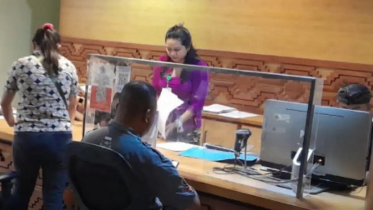 Meskipun diberlakukan WFH setiap Jumat, seluruh ASN di lingkungan Disdukcapil Denpasar tetap masuk kantor untuk memastikan pelayanan kependudukan berjalan normal. (Foto Adrian Suwanto) 