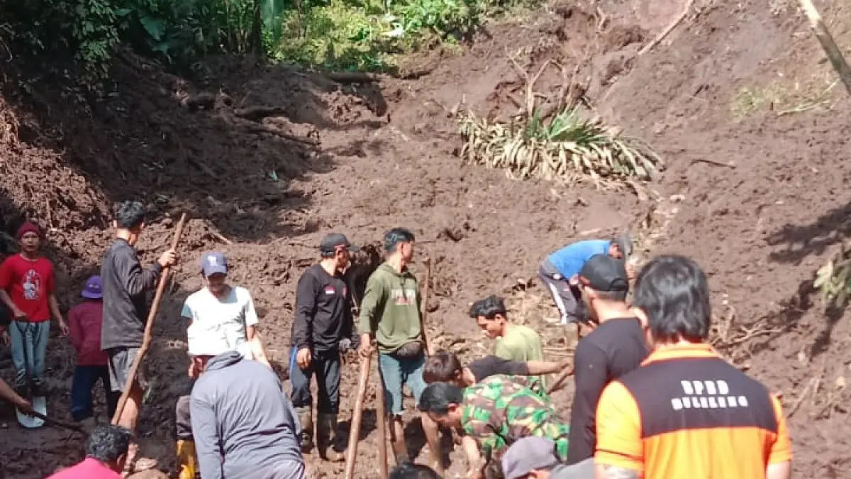 Tim gabungan melakukan pembersihan jalan di Desa Gitgit yang tertutup longsor. Akibat kejadian ini, 27 KK terisolir dan anak-anak tidak dapat bersekolah. (Foto BPBD Buleleng) 