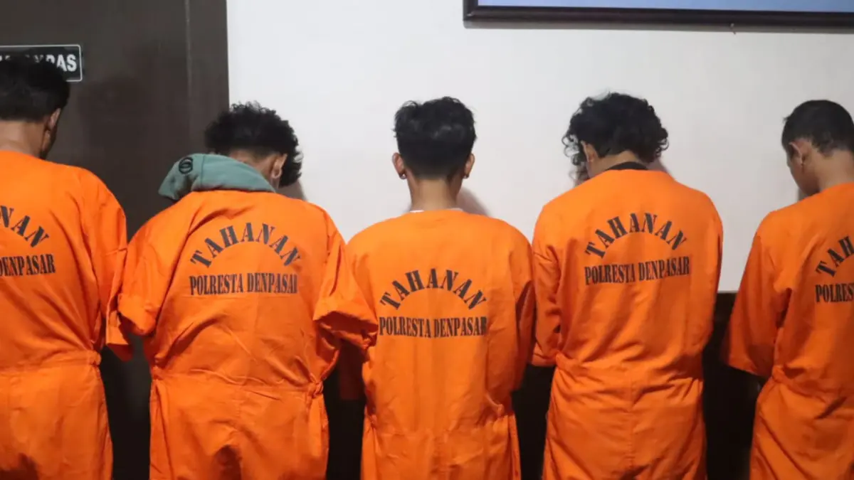 Tim polisi saat mengamankan para pelaku pembunuhan sadis di Benoa. Lima orang ditangkap kurang dari 12 jam setelah kejadian. (Foto Adrian Suwanto) 