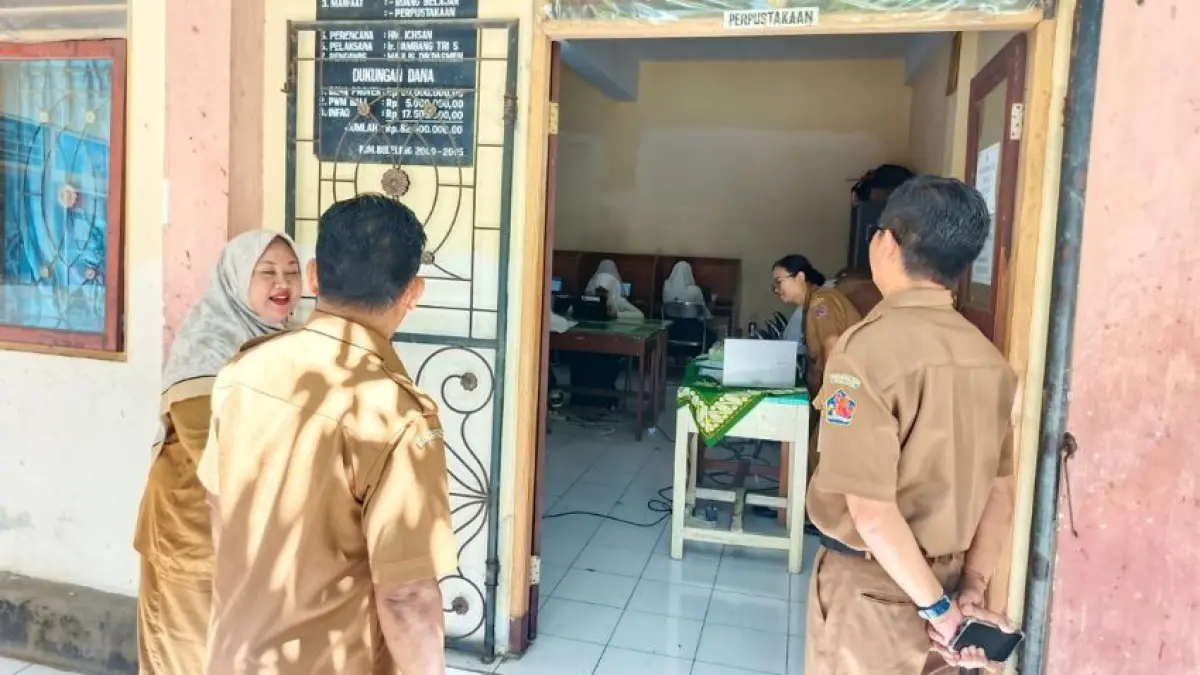Kepala Disdikpora Buleleng saat memantau pelaksanaan SPMB 2026. Kini terdapat opsi Tes Kemampuan Akademik (TKA) untuk jalur prestasi yang pelaksanaannya belum diwajibkan. (Foto Disdikpora Buleleng) 
