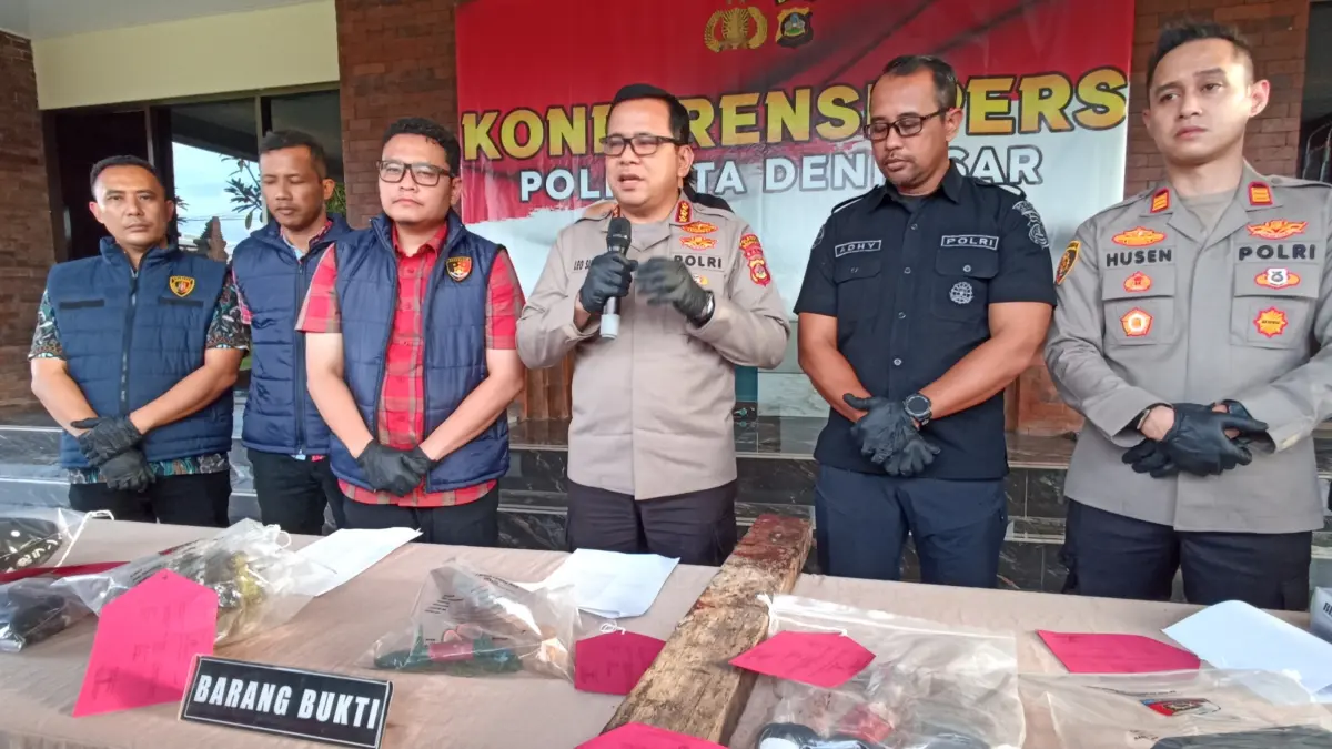 Polresta Denpasar menangkap lima pelaku pembunuhan sadis di Benoa Bali. Mereka dipicu emosi saat mabuk namun beraksi dengan perencanaan matang. Kelima pelaku terancam kurungan 10 tahun. (Foto Adrian Suwanto) 