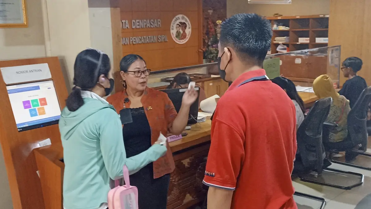 Suasana pelayanan di Mal Pelayanan Publik Gedung GSD Denpasar yang tetap beroperasi normal meski diberlakukan kebijakan WFH setiap hari Jumat. (Foto Adrian Suwanto) 