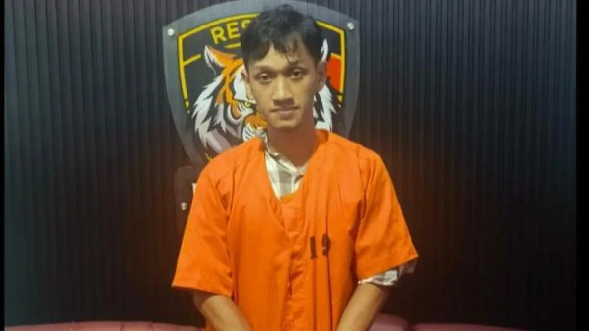 Titho Andro Meda saat diamankan polisi. Ia nekat membobol kantor demi modal trading kripto dan kebutuhan hidup. (Foto Polresta Denpasar) 