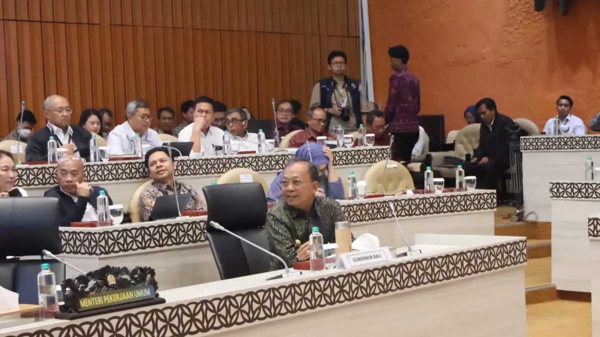 Raker Gubernur Bali Wayan Koster bersama Komisi V DPR RI. Bali sumbang Rp176 T dari pariwisata tapi justru darurat sampah, PSEL baru jalan 2028. (Istimewa) 