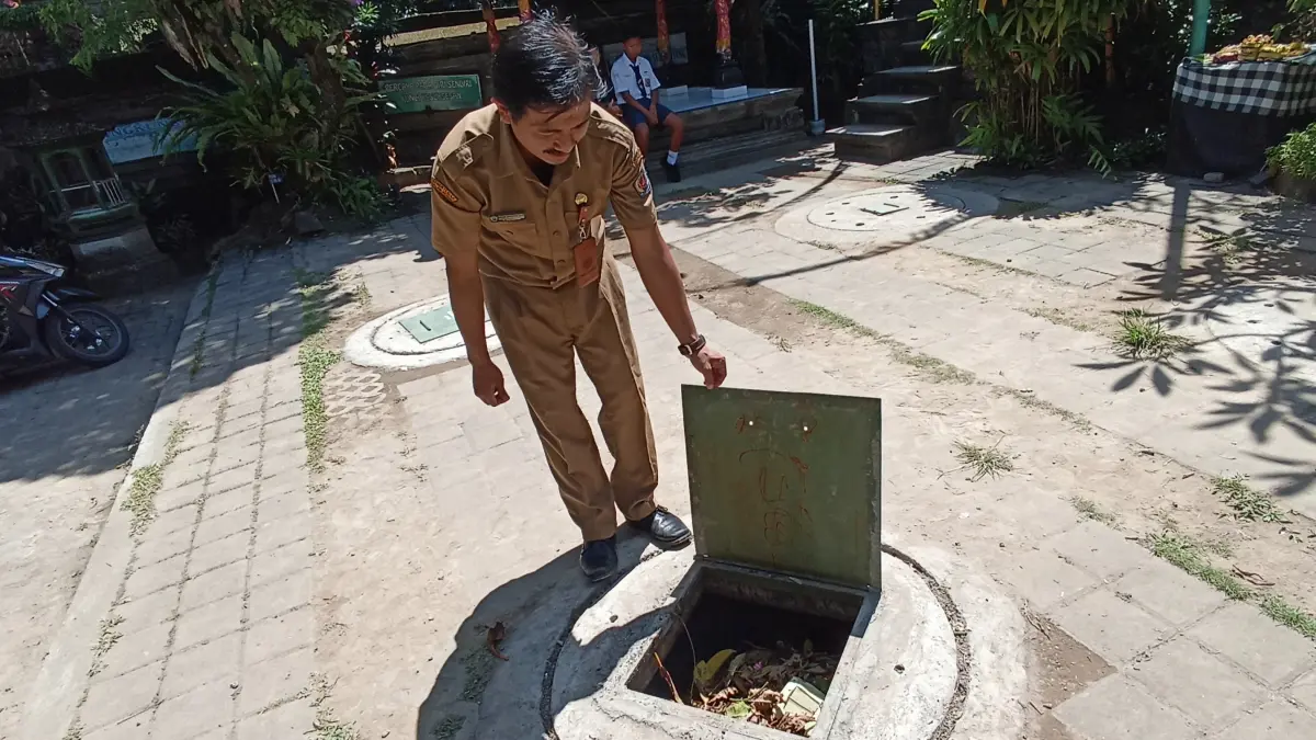 Salah satu contoh penerapan yang baik terlihat di SMPN 3 Denpasar. Di sekolah ini terdapat enam unit Teba Modern yang didapatkan melalui bantuan DLHK Kota Denpasar dan berfungsi optimal menampung serta mengolah sampah organik. (Foto Adrian Suwanto) 