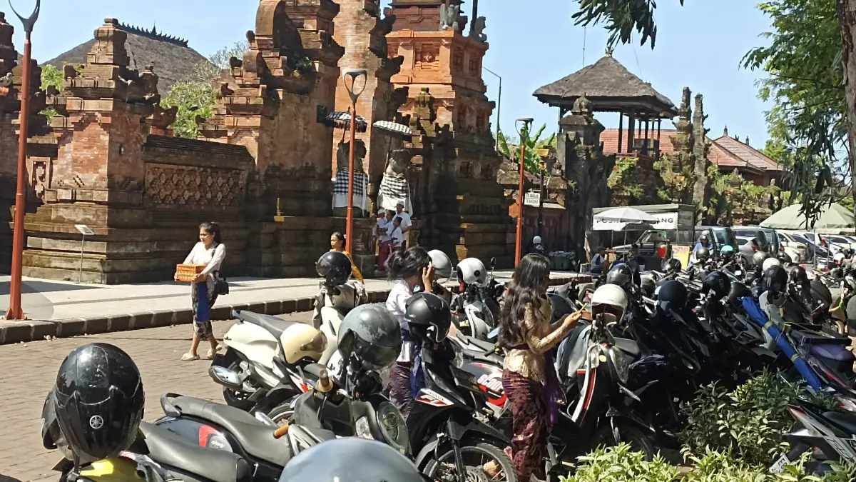 Suasana area parkir kendaraan bermotor di kawasan Pura Jagatnatha Denpasar. (Foto Adrian Suwanto)&nbsp;