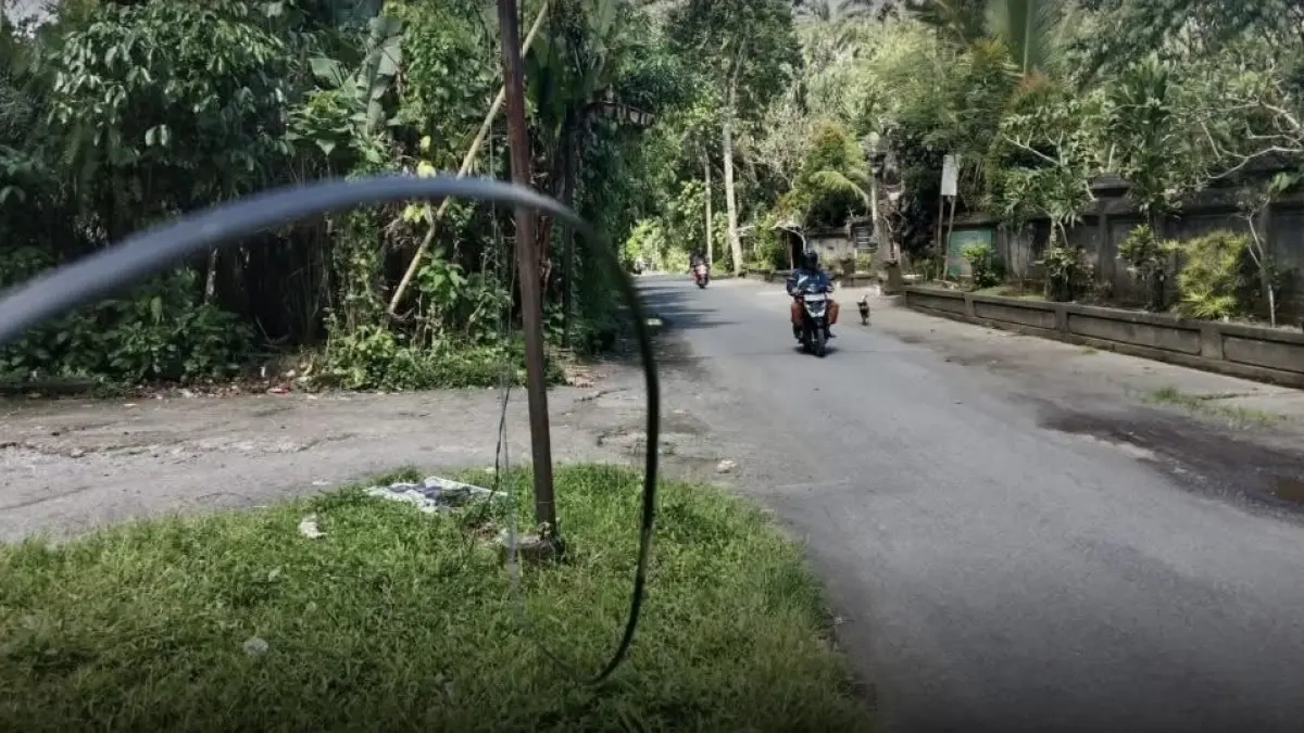 Kabel provider yang melintang di badan jalan menjadi penyebab kecelakaan dua pelajar di Duda Utara.(Foto Istimewa) 