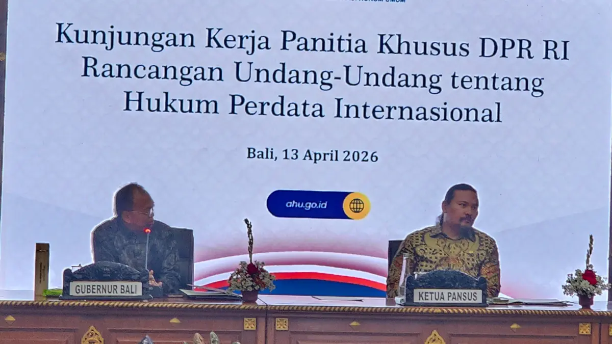 Ketua Pansus RUU HPI DPR RI, Martin Daniel Tumbelaka (kanan) saat berkunjung ke Denpasar bersama Gubernur Wayan Koster. (Foto Ni Kadek Novi Febriani) 