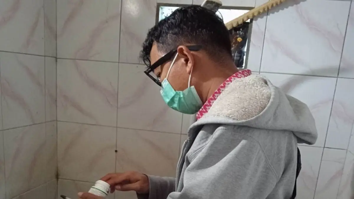 Pelaksanaan kegiatan Gerakan Serentak Pemberantasan Sarang Nyamuk (Gertak PSN) Mingguan Diskes Tabanan, yang melakukan pemeriksaan jentik Demam Berdarah Dengue (DBD) di wilayah Kabupaten Tabanan. (Foto Juliadi)