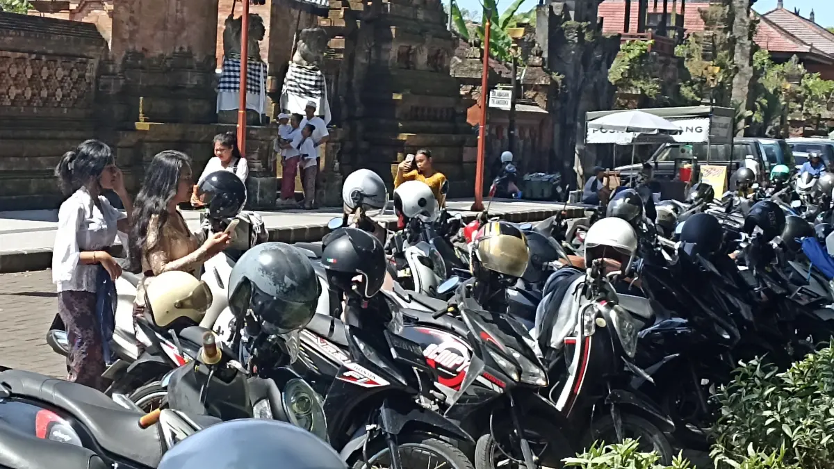 Suasana area parkir kendaraan bermotor di kawasan Pura Jagatnatha Denpasar. Warga mengeluhkan juru parkir yang muncul tiba-tiba dan meminta uang. (Foto Adrian Suwanto)