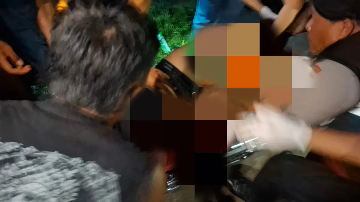 Terduga pelaku begal paha saat dievakuasi usai nyemplung ke parit saat mencoba kabur. Pelaku mengalami patah tulang kaki. (Foto Polres Jembrana) 