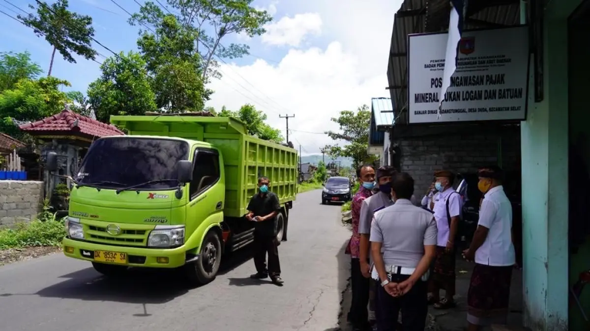 Truk pengangkut pasir dari galian c Karangasem saat melintasi pos portal. Lonjakan harga membuat orderan menurun drastis. (Foto Zulfika Rahman) 