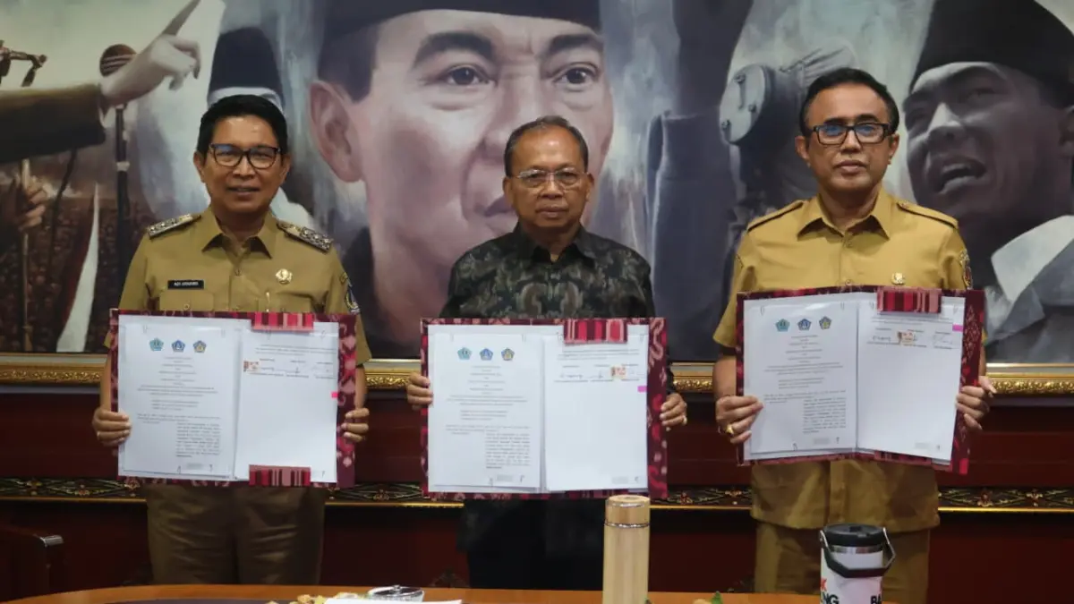 Dokumen kerja sama ditandatangani langsung oleh tiga kepala daerah, yakni Gubernur Bali Wayan Koster, Bupati Badung I Wayan Adi Arnawa, dan Wali Kota Denpasar I Gusti Ngurah Jaya Negara. (Foto Ni Kadek Novi Febriani) 