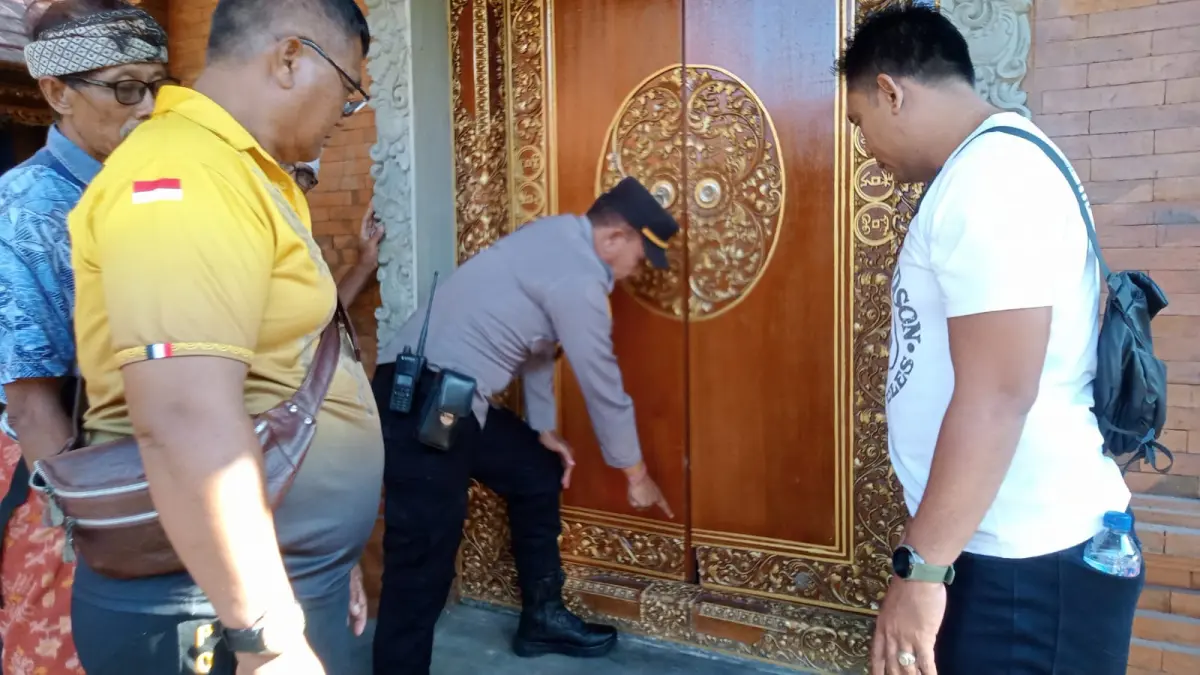 Anggota Polsek Tabanan yang melakukan olah TKP di Pura Dalem di Banjar Buahan Selatan, Desa Buahan, Tabanan. (Istimewa) 