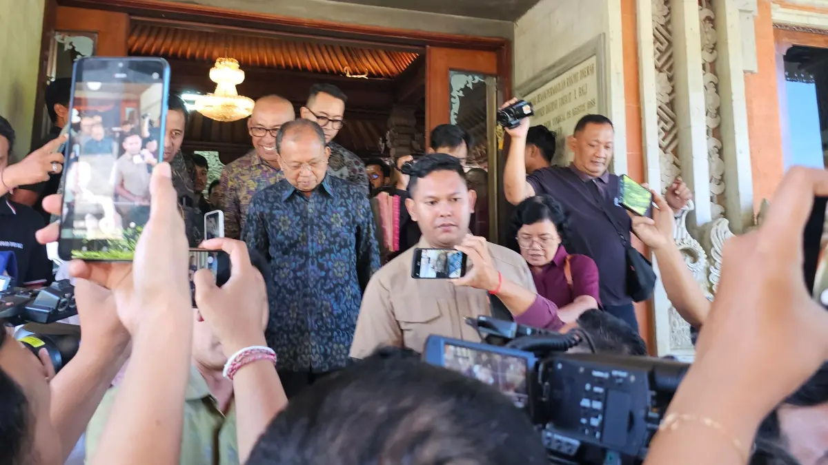 Gubernur Bali Wayan Koster saat ditemui usai sidang paripurna penyampaian pemandangan umum kemarin.(Foto Ni Kadek Novi Febriani) 