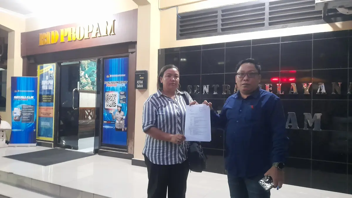 Istri Perbekel Ngurah Fajar, Herawati Lishasi (kiri) didampingi Kuasa Hukum, I Gusti Putu Adi Kusuma Jaya (kanan) usai melaporkan Kasat Reskrim Polres Buleleng ke Bidang Propam Polda Bali. (Istimewa) 