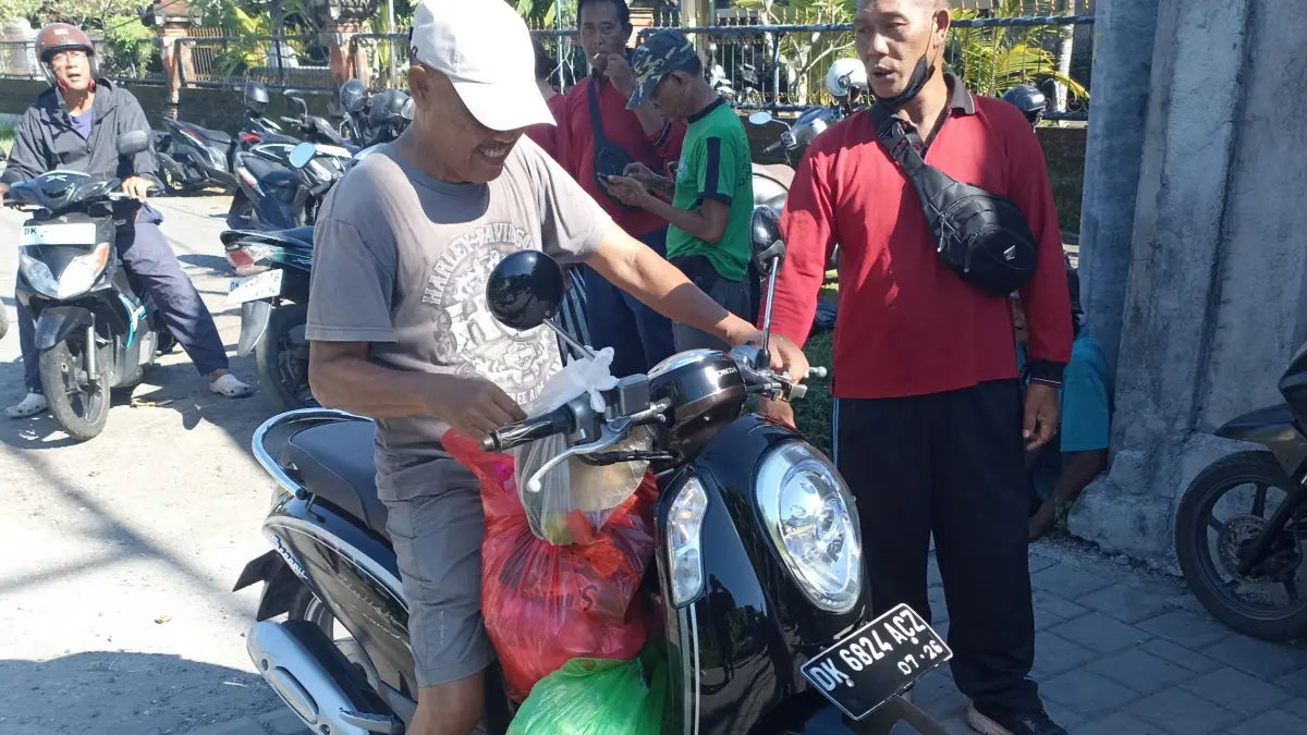 Suasana di salah satu Tempat Pengolahan Sampah Reduce, Reuse, Recycle (TPS3R) di Denpasar. Warga kini wajib memilah sampah sebelum dibuang, yang kemudian akan dicek langsung oleh petugas. (Foto Adrian Suwanto) 