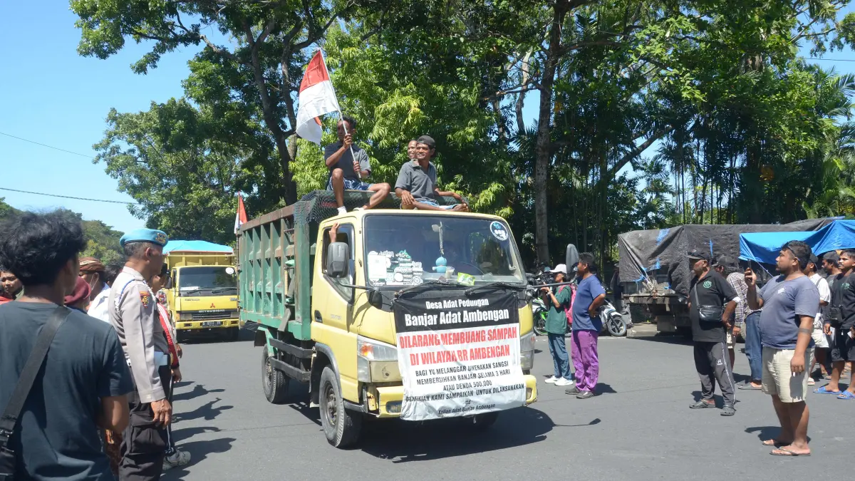 Ratusan truk sampah dari Forum Komunikasi Swakelola Sampah Bali (SSB) "menggempur" kawasan pemerintahan Renon, tepatnya di depan Kantor Pusat Pengendalian Lingkungan Hidup (PPLH) Bali Nusra, Kementerian Lingkungan Hidup, Jalan Juanda, Niti Mandala, Renon,  kemarin. (Foto Adrian Suwanto)