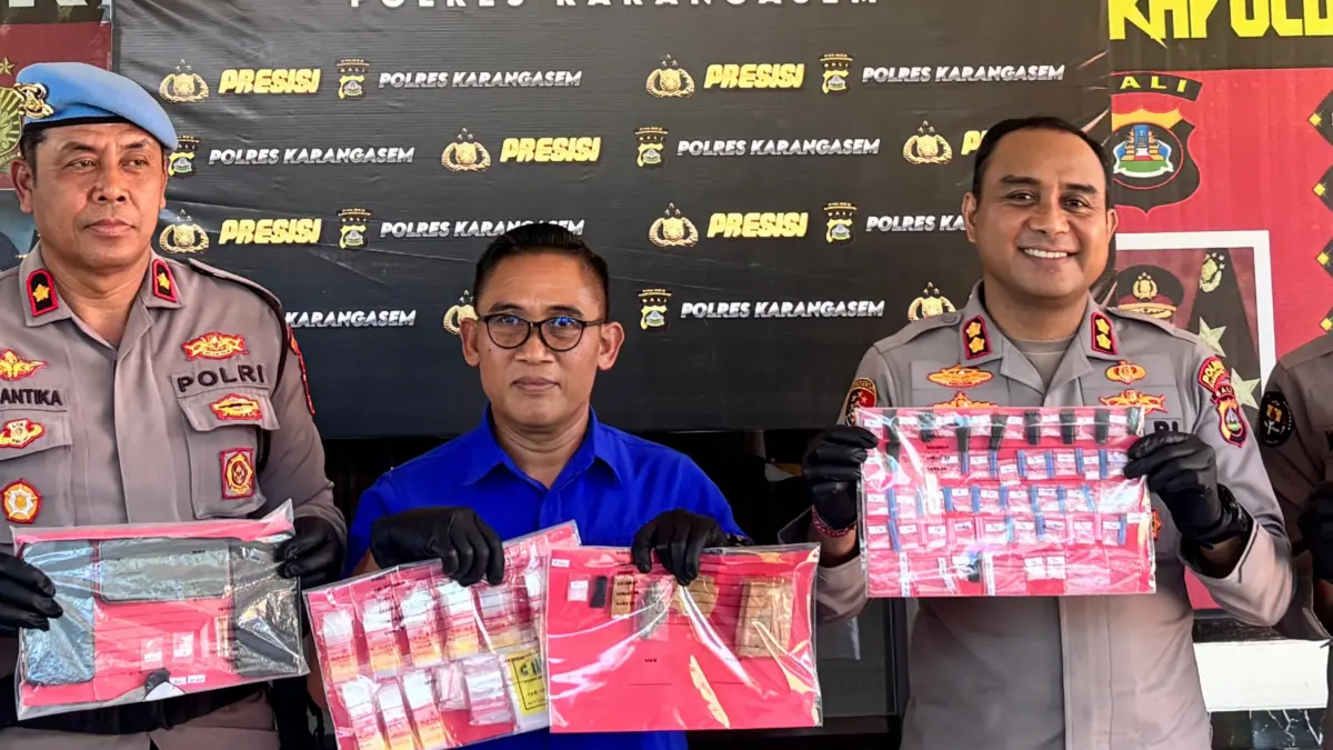 Kapolres Karangasem, AKBP I Made Santika didampingi Kasat Narkoba, AKP I Nengah Sunia saat menunjukkan barang bukti narkotika jenis sabu dan ganja yang didapat dari para tersangka, kemarin. (Foto zulfika rahman) 