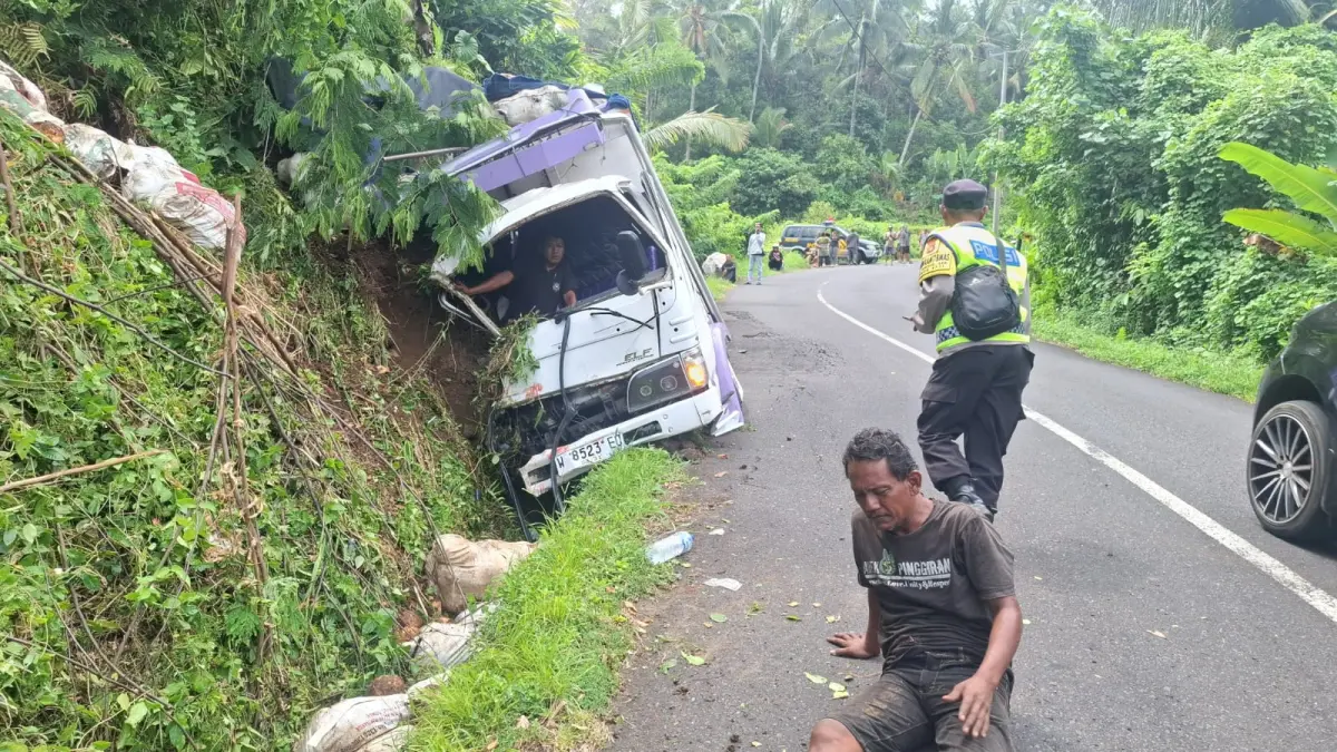Kondisi mobil pickup bernopol DK 8414 DH yang alami kecelakaan di Jalan Denpasar-Gilimanuk dan kondisi truk yang alami rem blong di Jalan Jurusan Suraberata-Belatungan, Selemadeg Barat, Tabanan. (Foto Juliadi) 
