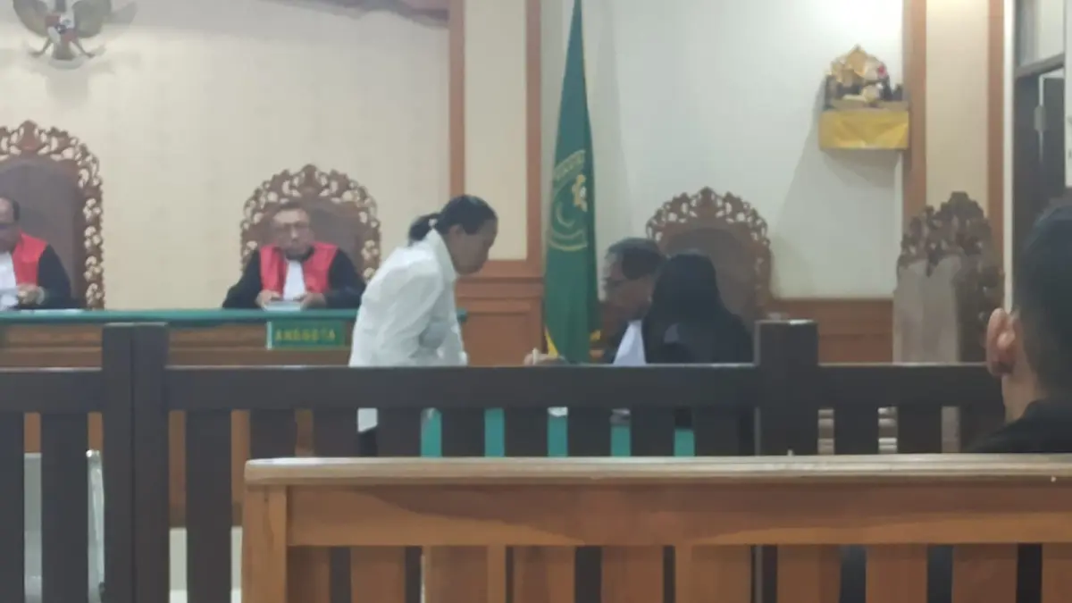 Ni Made Suarsih usai 
mendengarkan putusan majelis hakim 
Pengadilan Tipikor Denpasar, Kamis (16/4) lalu. (Foto M. Sandijaya) 
