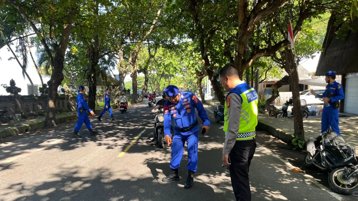 Polisi saat melakukan olah TKP di Jalan Raya Candidasa, tepatnya di depan Pos TNI AL Cadas, Banjar Dinas Samuh, Desa Bugbug, Kecamatan Karangasem, yang mengakibatkan satu orang meninggal dunia, Kamis (16/4) lalu. (Foto Istimewa) 