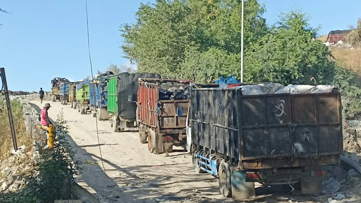 Truk terlihat antri di TPA Suwung Denpasar. 