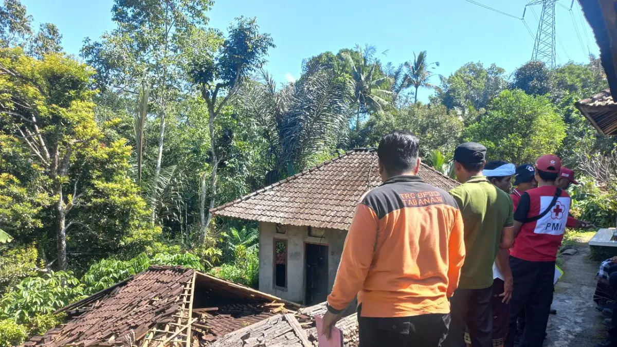 Kondisi rumah warga milik I Ketut Sudiartayana di Banjar Belimbing Anyar, Desa Belimbing, Pupuan yang tertimpa senderan tembok akibat longsor. (Istimewa) 