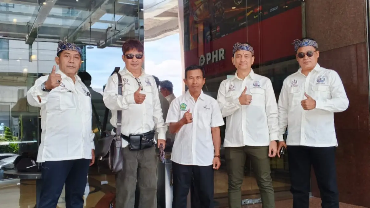 Kuasa hukum atlet panahan Bali RMG, Mohammad Abduh Watu Aji (tengah) bersama tim menghadiri sidang perdana sengketa olahraga di Badan Arbitrase Keolahragaan Indonesia (BAKI) belum lama ini. (Istimewa) 