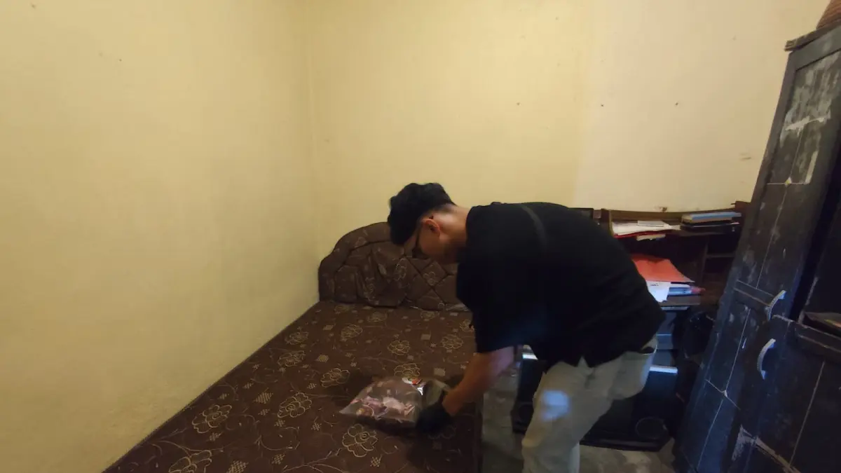 Polisi mendatangi lokasi perzinahan konten kreator populer di Bali. Pria berinisial IKOHP, 35, asal Desa Bungbungan, Banjarangkan, kini dilaporkan ke Polres Klungkung atas dugaan perzinahan dengan istri temannya sendiri. (Istimewa) 