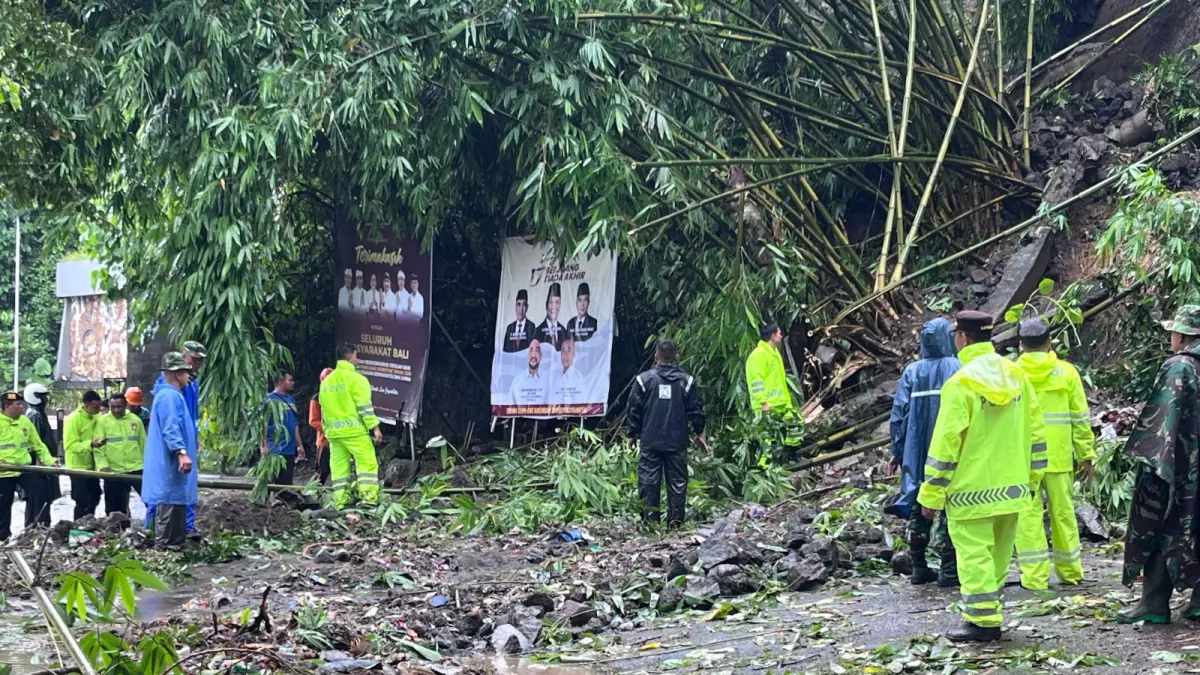 Tebing di pinggir jalan perbatasan Klungkung-Gianyar, tepatnya sebelah timur jembatan Tukad Melangit, Desa Tusan, Kecamatan Banjarangkan yang longsor. (Istimewa) 