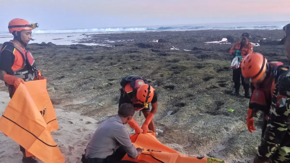 Petugas gabungan mengevakuasi jasad pria tanpa identitas yang ditemukan di atas batu karang Pantai Gau, Kuta Selatan, Badung, Minggu (19/4/2026). Evakuasi dilakukan melalui tebing terjal sebelum korban dibawa ke RS Prof. Dr. I.G.N.G. Ngoerah untuk pemeriksaan lebih lanjut. (Foto Polresta Denpasar) 
