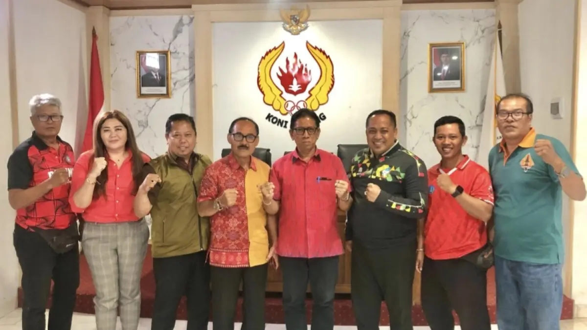 Pengurus KONI Badung saat menggelar rapat koordinasi dan evaluasi cabang olahraga di Sekretariat KONI Badung, pertengahan April lalu.
 ( Foto KONI Badung) 