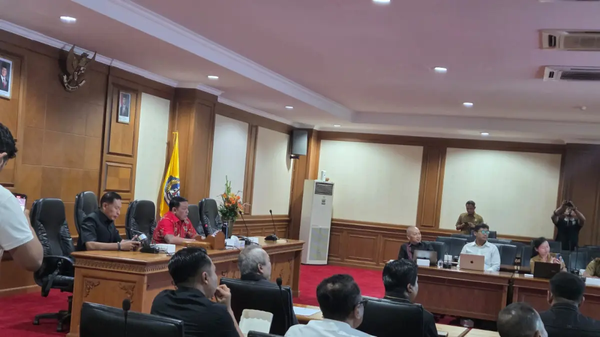 Rapat pembahasan Ranperda tentang pemberdayaan Ormas di Badung. (Foto Marsellus Pampur) 