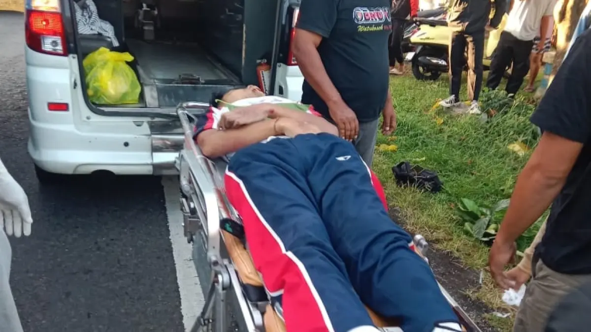 Pelajar yang menjadi Korban kecelakaan dievakuasi. (Foto Polres Jembrana) 