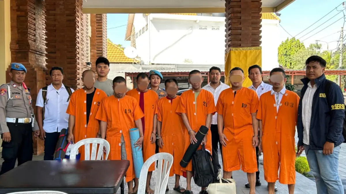 Polisi berhasil menangkap para pelaku  pembobol pura di Bali. Keenam pelaku ini merupakan pria asal Probolinggo, Jawa Timur. (Foto Adrian Suwanto) 