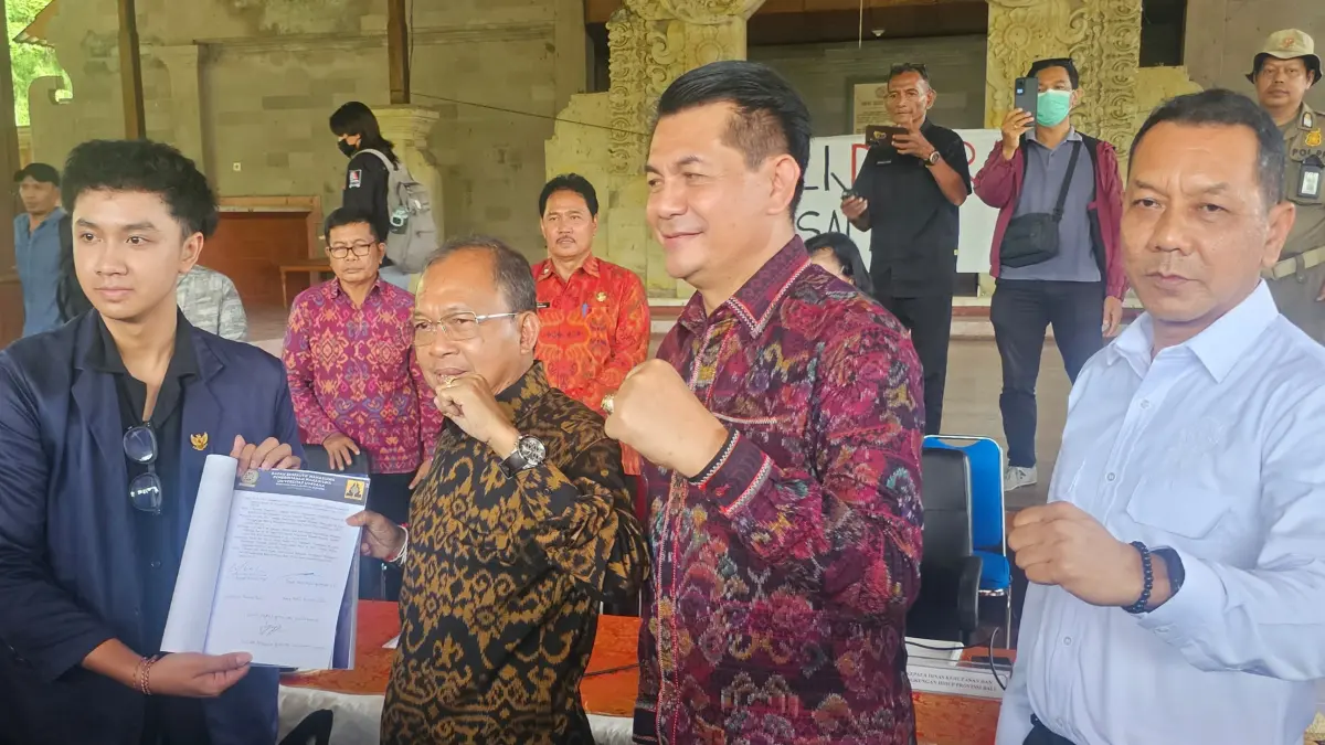 Badan Eksekutif Mahasiswa (BEM) Universitas Udayana menggelar aksi dan dialog terbuka di Wantilan DPRD Bali, kemarin. (Foto Ni Kadek Novi Febriani) 