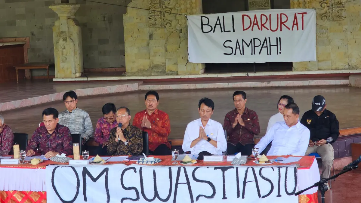 Kadis DKLH Bali, I Made Dwi Arbani, saat memberikan sambutan dalam dialog terbuka dengan mahasiswa Universitas Udayana, kemarin. (Foto Ni Kadek Novi Febriani) 